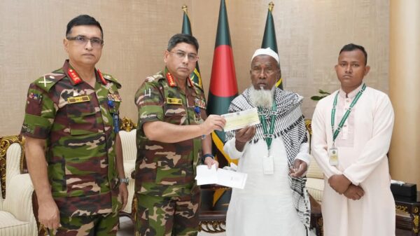 জুলাই গণ অভ্যুত্থানে নিহত আবু সাইদের পিতাকে চেক প্রদান করলেন – সেনা প্রধান